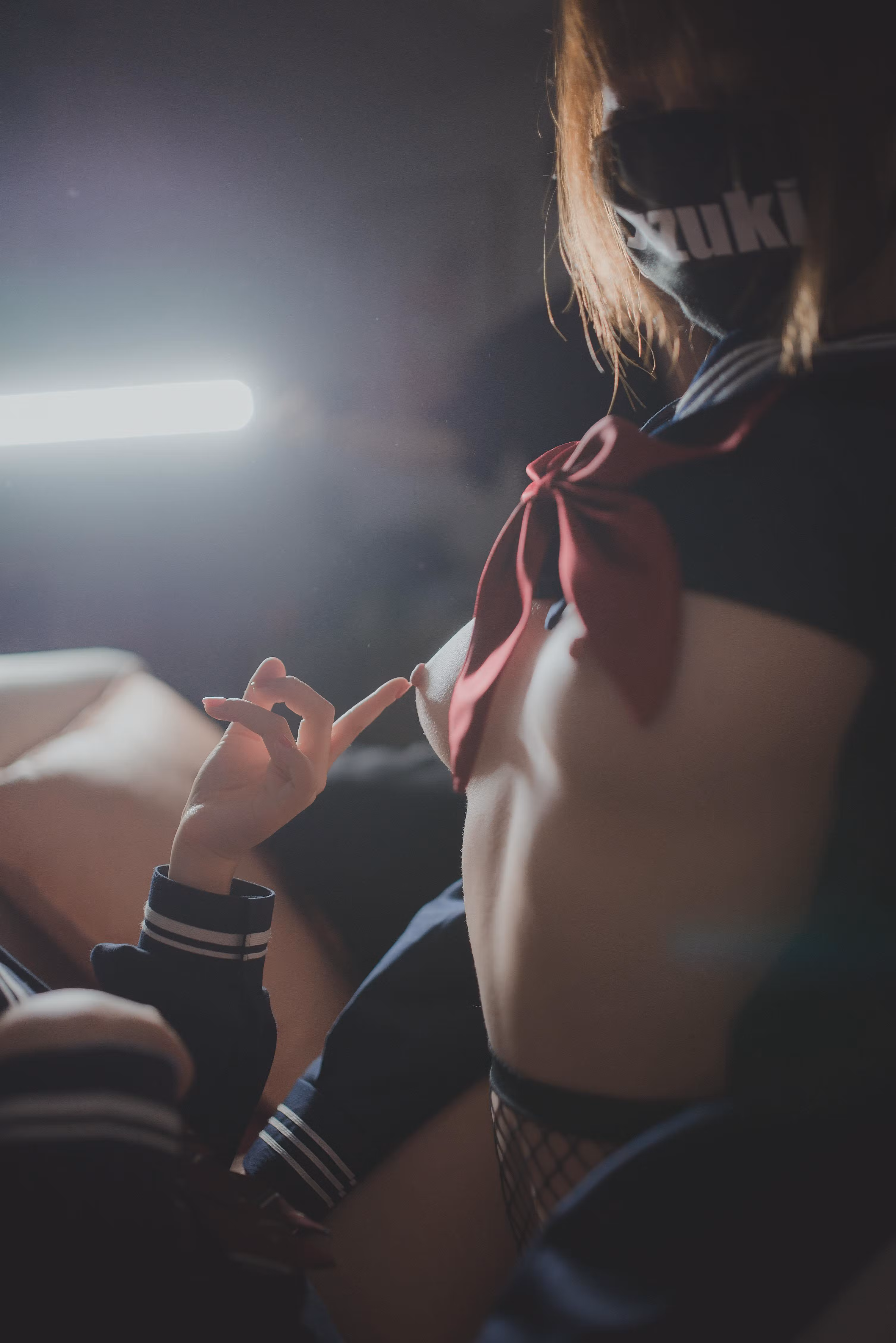 Yuzuki模特身穿水手服校服与黑色网袜在百合床上展现美腿姿势